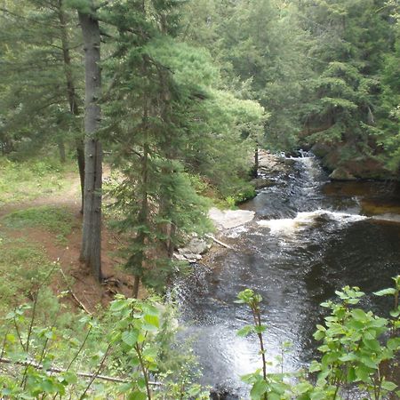 Dwight Riverside Inn Екстериор снимка