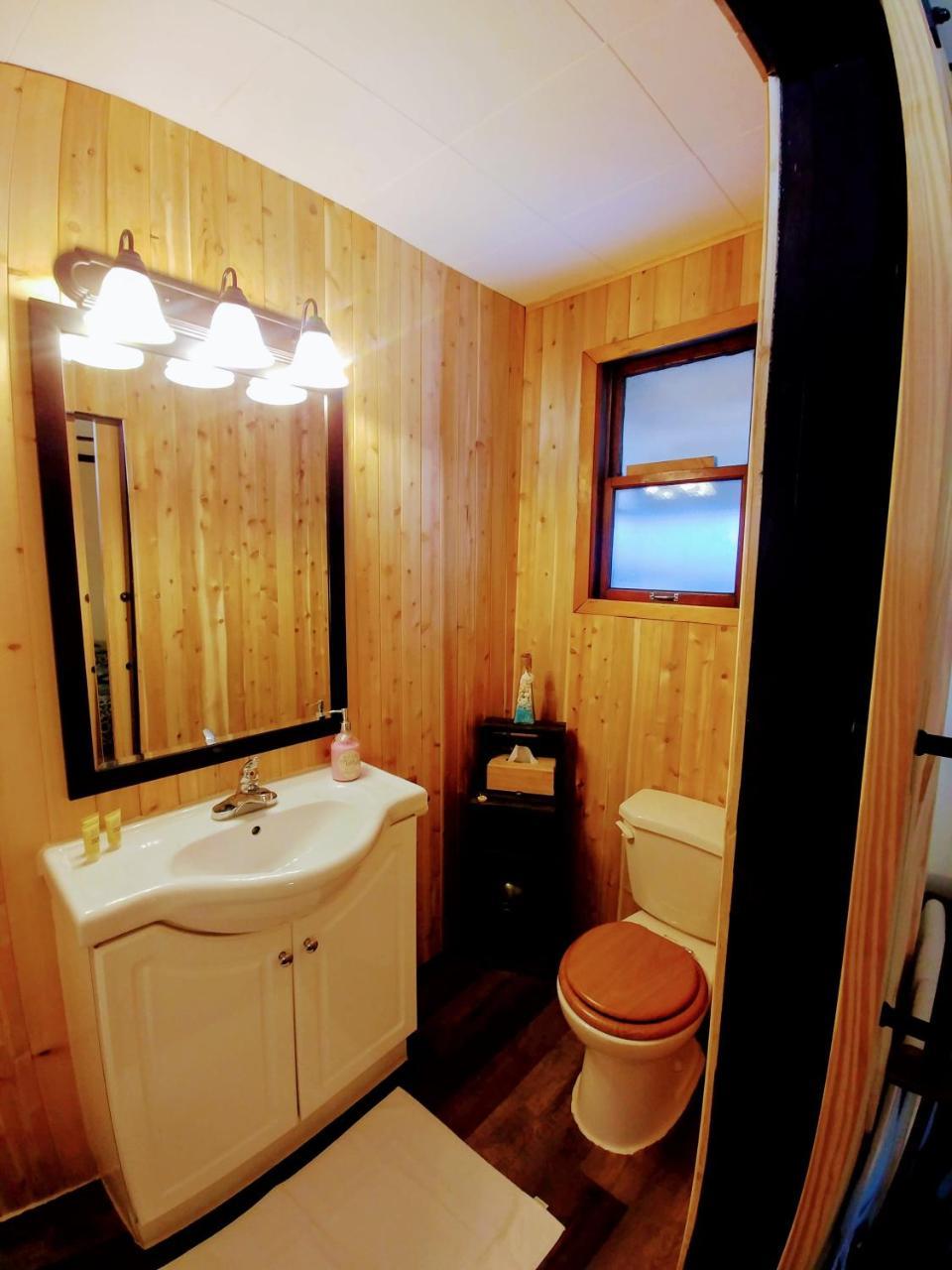 Dwight Riverside Inn Екстериор снимка